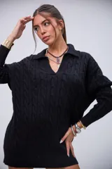 Sweater negro de punto trenzado, con cuello polo y escote en V. Diseño holgado y largo hasta la mitad del muslo.
