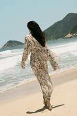 Pantalón de tiro medio con estampado animal print tipo serpiente. Presenta un diseño de bajo abullonado ajustable mediante lazadas y detalle de hilo metalizado. Cuenta con cierre lateral con cremallera oculta.