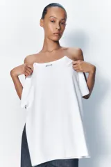 Camiseta de manga corta color rosado, con cuello redondo y corte regular. Confeccionada en tejido de punto interlock elástico y flexible.