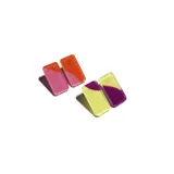 Par de aros colgantes rectangulares con diseño geométrico combinado en dos colores.