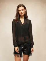 Camisa de tela semitransparente color negro con sutiles rayas verticales brillantes, cuello mao con volados, cierre frontal de botones y mangas largas con puños.