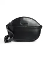 Cartera tipo bandolera de silueta redondeada, confeccionada en cuero sintético negro. Presenta un bolsillo frontal con textura efecto cocodrilo, detalle de cadena metálica plateada decorativa y correa ajustable con la misma textura. Incluye logo de la marca en la parte frontal.