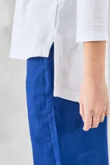 Sweater blanco de algodón y poliéster, de corte holgado y manga 3/4.