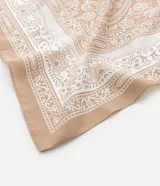 Pañuelo cuadrado de satén color beige con estampado paisley en blanco.