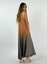 Vestido largo amarillo con degradé a verde, escote en V y corte suelto.