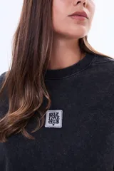 Buzo de felpa con cuello redondo a la base, de corte holgado y mangas tres cuartos con terminación desflecada. Presenta un acabado efecto lavado en color marrón.