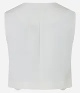 Chaleco slim color marrón, confeccionado en crepé, con escote en V y abotonado frontal.