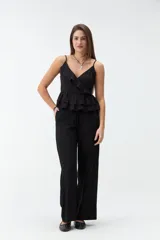 Pantalón de corte ancho y tiro medio, color verde militar, con cintura elástica ajustable mediante cordón y bolsillos laterales.