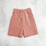 Short rosa coral de algodón con cintura elástica ajustable con cordón.
