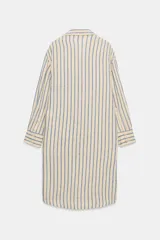 Vestido midi estilo camisero de Zara Woman Collection, confeccionado en lino, con estampado de rayas verticales azules sobre fondo beige. Cuenta con cuello solapa, escote en V con botonadura parcial, manga larga con puños abotonados, un bolsillo de plastrón en el pecho y bajo redondeado.