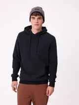 Gorro tipo beanie de punto color negro con diseño gráfico circular en gris en la parte frontal.