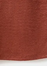 Camiseta de lino color marrón rojizo, con cuello en V y mangas cortas.