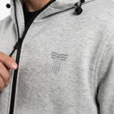 Campera gris melange con capucha y cierre frontal, con bolsillos laterales con cierre y logo bordado en el pecho.