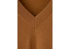 Jersey de punto fino tostado, de corte recto, con escote en V y manga larga.