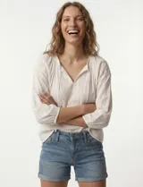 Short de jean azul con pretina con pasadores, botón y cierre. Delantera y trasera con bolsillos. Ruedo con dobladillo.