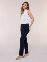 Pantalón slim negro de corte recto y silueta entallada, confeccionado en gabardina premium con tiro medio, bolsillos laterales y bolsillos ojal simulados en la espalda.