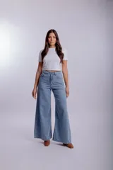 Pantalón jean wide leg de tiro alto, color azul claro, con diseño amplio y fluido en las piernas, bolsillos delanteros y traseros.