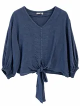Blusa azul marino de lino, con escote en V, mangas tres cuartos abullonadas con puños elásticos y detalle de nudo ajustable en el frente.