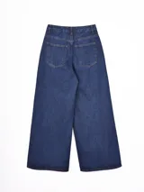 Jean de corte wide leg en color gris oscuro con efecto lavado. Presenta tiro alto, cierre frontal con botón y bolsillos laterales y traseros.