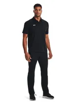 Chomba Under Armour modelo UA MS Team Tech Polo, de color negro, con cuello camisero y cierre frontal de botones. Cuenta con el logo de la marca estampado en el pecho en color blanco. Confeccionada en tejido suave y ligero.