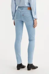 Jeans Levi's modelo 311 Shaping Skinny de tiro medio y corte ajustado. Confeccionados en denim stretch con tecnología de modelado y compresión abdominal, presentan un tono celeste claro con acabado suave.