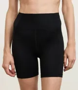 Bermuda ciclista deportiva de tiro alto, color celeste claro, ajustada al cuerpo.