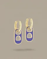 Caravanas de acero dorado tipo aro con dije colgante rectangular con esmaltado color azul.