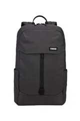 Mochila Thule Lithos de 20 litros, color gris oscuro, con logo de la marca en el frente. Cuenta con un compartimento principal con cierre, un bolsillo frontal con cierre vertical y bolsillos laterales abiertos.