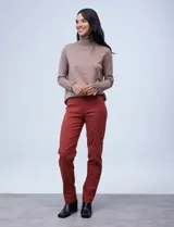 Pantalón negro de gabardina elastizada marca Zac & Rachel, con pretina ancha y faja interna modeladora. Tiene costura frontal pespunteada y bolsillos ojal simulados en la parte trasera.