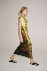 Vestido largo de viscosa ZW Collection con estampado degradado en tonos amarillo y marrón, con diseño de flores oscuras, cuello drapeado y manga corta.