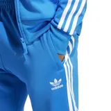 Pantalón de jogging azul con cintura elástica y cordón ajustable, bolsillos laterales con cierre y logo de Adidas bordado en blanco.