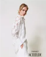 Camisa larga de organza fil coupé transparente con motivo floral, cierre de botones, manga larga con puño y línea recta de corte masculino. Incluye combinación extraíble a juego.