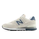Championes urbanos New Balance modelo 574, con diseño híbrido en tonos beige y detalles en azul marino. Presenta el logo N característico en los laterales, entresuela con tecnología ENCAP para mayor sujeción y amortiguación de espuma EVA.