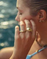 Anillo ancho de alpaca color plateado, con diseño irregular y textura rugosa. Pieza hecha a mano.