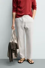 Pantalón de corte regular fit confeccionado en tejido mezcla de algodón, con cintura elástica ajustable mediante cordón, bolsillos laterales y bolsillos traseros de vivo.