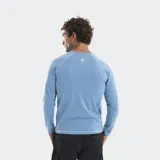 Remera de manga larga al cuerpo, color azul, con costuras a la vista en color blanco y logo bordado en el frente.