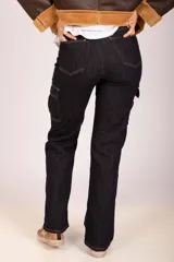 Pantalón jean cargo ancho de color azul oscuro, con bolsillos laterales con fuelle y solapa.