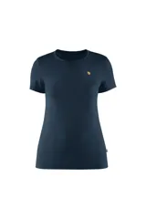 Remera azul de manga corta con logo bordado en el pecho.