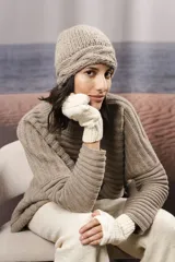 Guantes mitones tejidos a mano, color crudo, sin separación para los dedos y diseño de trenza. Confeccionados en lana fina sin teñir.