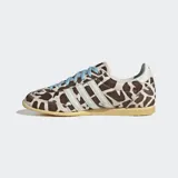 Championes Adidas modelo Japan con diseño de perfil bajo, exterior de cuero con acabado de pelo de poni y estampado animal print tipo jirafa. Presenta las icónicas tres tiras laterales en blanco, cordones en color celeste y suela de caucho en tono amarillento.