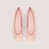 Bailarinas de charol color rosa, con punta redondeada y lazo ajustable.