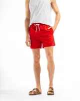 Short de baño de taslon color rojo, con moldería clásica, cintura elástica con cordón blanco para ajuste y un pequeño parche cuadrado con una letra 'F' en el lateral inferior izquierdo.