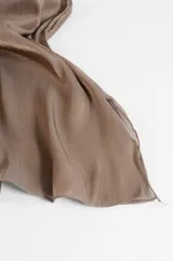 Pashmina de satén negra, con textura suave y ligera.
