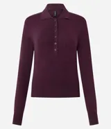Blusa de punto color bordó con cuello polo, cierre frontal parcial con botones y bolsillo pequeño aplicado en el pecho. Presenta mangas largas y un corte regular.