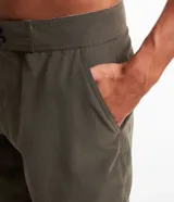 Bermuda de hombre estilo surf, color beige, con cintura fija, cordón contrastante y bolsillo trasero con tirador.