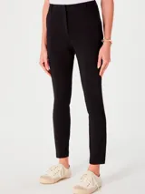 Pantalón sastrero de corte recto y ajuste entallado, con cintura de tiro medio, cierre frontal con botón y bolsillos laterales.