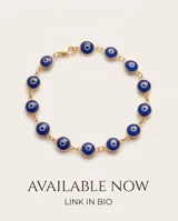 Pulsera de plata 925 con baño de oro y dijes circulares de ojo turco en color azul.