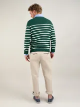 Jersey de punto inglés para hombre, confeccionado en algodón de corte regular fit, con diseño a rayas horizontales en color verde y blanco, cuello redondo y manga larga. Cuenta con el logo bordado en el pecho.
