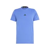 Remera de training Adidas color celeste con logo negro en el pecho y cuello con la inscripción "Training" repetida.