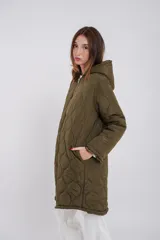 Campera larga negra capitoneada con capucha y cierre frontal.